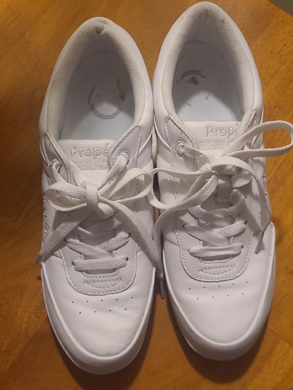 Classic Propet Washable White Leather Lace-Up Slip Resistant Sneakers Size 9